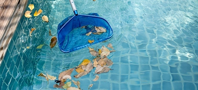 Technician performing weekly pool service near me in Jacksonville